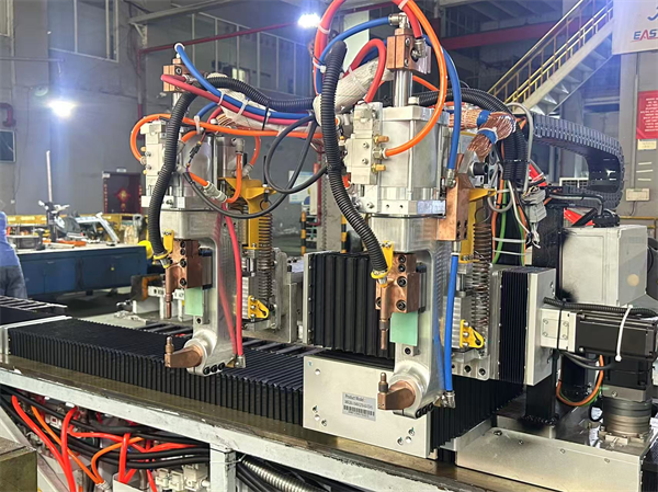 汽車(chē)玻璃導(dǎo)軌自動(dòng)點(diǎn)焊機(jī)